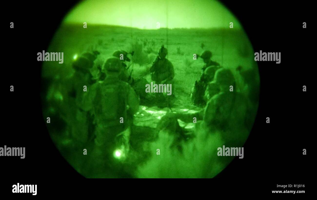 Siège Siège de parachutistes, Société, 3e Brigade Combat Team, 82nd Airborne Division bataille voies opérations tout en agissant comme un poste de commandement d'assaut pendant les heures tôt le matin du 21 septembre, 2018 à Fort Bragg's Sicile Zone de dépôt. Plus tôt ce matin-là, les parachutistes ont mené une opération aéroportée en ligne statique d'un Air Force C-17 Globemaster de maintenir leur compétence de saut. Banque D'Images