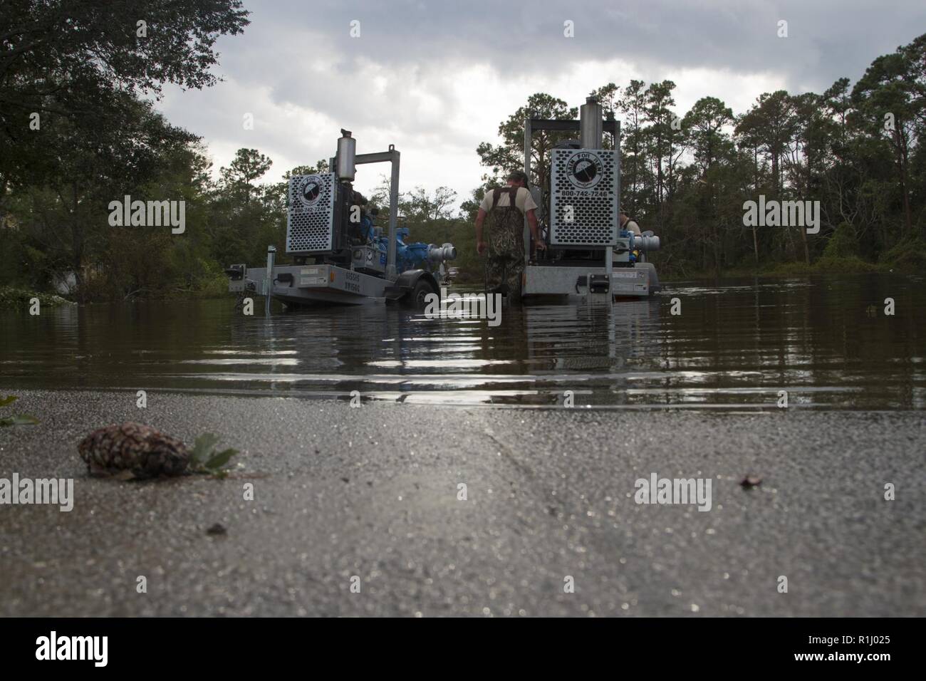 Les membres du Service des forêts de la Caroline du Nord mis en place les pompes à eau dans un quartier près de Morehead City, Caroline du Nord le 20 septembre 2018. A travaillé en étroite collaboration avec les travailleurs de l'état de la garde nationale de l'armée et le service actif pour maintenir l'ordre et de fournir des secours après l'ouragan Florence. Banque D'Images