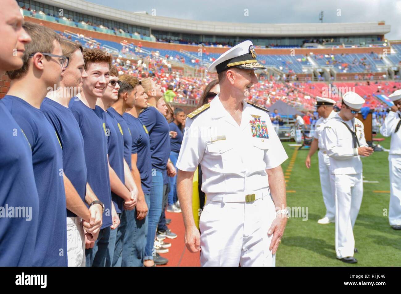 DALLAS (Sept.24, 2018) Vice-amiral. Walter E. 'Ted' Carter, Jr., United States Naval Academy Surintendant, observé les Mustangs de l'Université Méthodiste du Sud de l'équipe de football jouant les aspirants à l'Académie Navale Gerald J. Ford Stadium. Vice-amiral administré le serment d'engagement à l'avenir des marins du NRD Dallas au cours de l'événement à la mi-temps. Banque D'Images