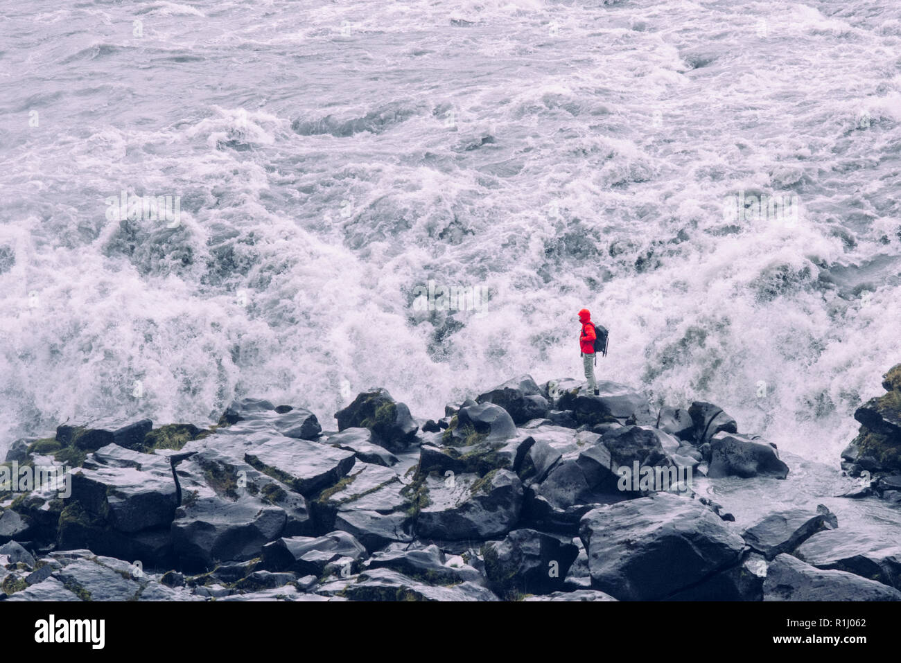 L'admirant almightly, Dettifoss cascade la plus puissante d'Europe. Banque D'Images