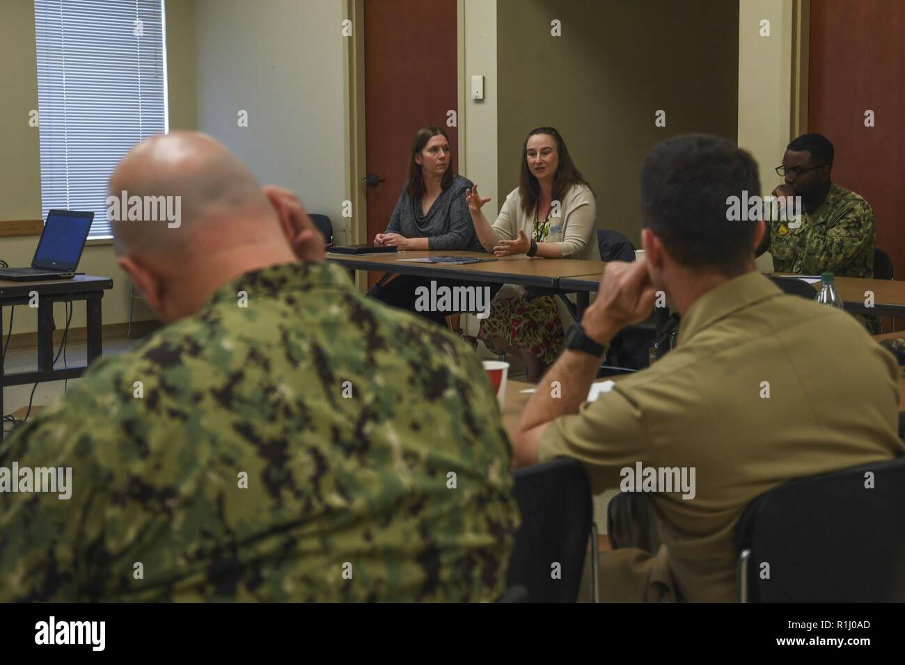 BREMERTON, dans l'État (sept. 24, 2018) - Jennifer Schultz, de l'aide d'un marin et d'interception pour la vie (SAIL) gestionnaire de cas la flotte et Centre de soutien des familles, parle aux marins et civils de diverses commandes locales et les organismes de prévention du suicide au cours d'un sommet. La Marine a connu 20,2 suicides pour 100 000 marins au cours de 2017, et des sommets comme celui-ci visent à trouver des moyens de réduire ces chiffres. Banque D'Images