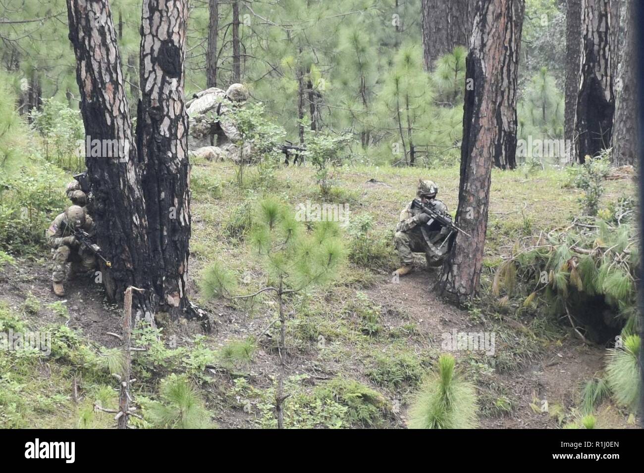 Soldats du 1er Bataillon, 23e Régiment d'infanterie, avancer vers une cible lors d'un déménagement pour contacter le 24 septembre 2018 Démonstration à Chaubattia, base militaire, l'Inde. Cela faisait partie de l'exercice Yudh Abhyas 18, un scénario de formation bilatéraux visant à favoriser une compréhension technique et tactique en partenariat entre les organisations militaires. Banque D'Images