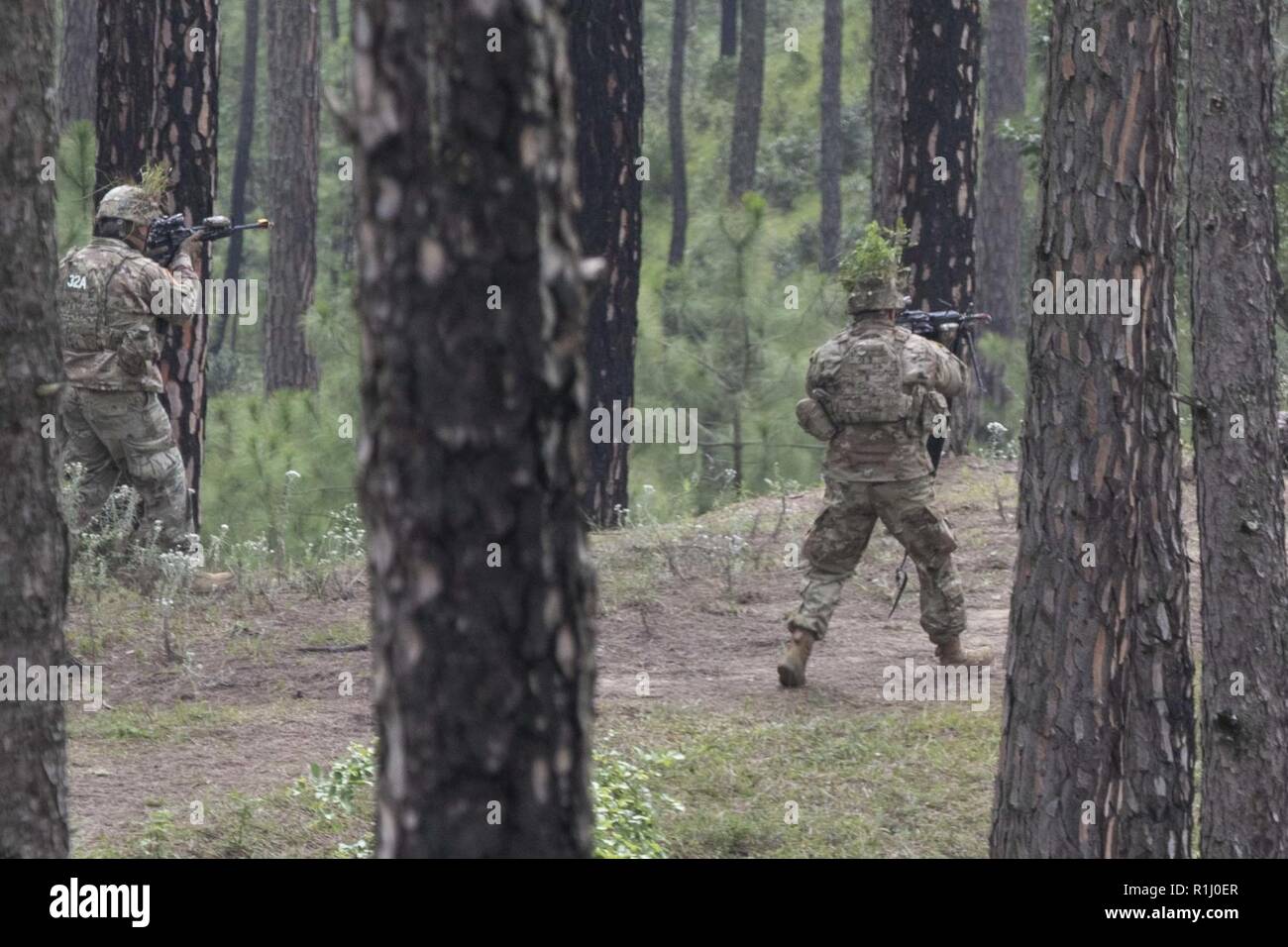 Soldats du 1er Bataillon, 23e Régiment d'infanterie, avancer vers une cible lors d'un déménagement pour contacter le 24 septembre 2018 Démonstration à Chaubattia, base militaire, l'Inde. Cela faisait partie de l'exercice Yudh Abhyas 18, un scénario de formation bilatéraux visant à favoriser une compréhension technique et tactique en partenariat entre les organisations militaires. Banque D'Images