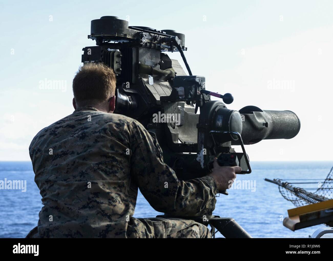 Mer de Chine du sud (sept. 24, 2018) - Sgt. Xavier Gaudig, affecté à la 31e Marine Expeditionary Unit (MEU), l'Équipe de débarquement du bataillon, 2e Bataillon, 5ème Marines, utilise le M41A4 système SABRE d'observer que l'impact d'un incendie des Marines du véhicule blindé léger M242 Bushmaster 25 mm canon de la chaîne d'entraînement au tir lors de l'envol du navire d'assaut amphibie USS Wasp LHD (1). Wasp Wasp, navire amiral du groupe amphibie, à 31e MEU, opère dans la région indo-pacifique pour améliorer l'interopérabilité avec les partenaires et servir de force de réaction-prêt pour tout type d'imprévus. Banque D'Images