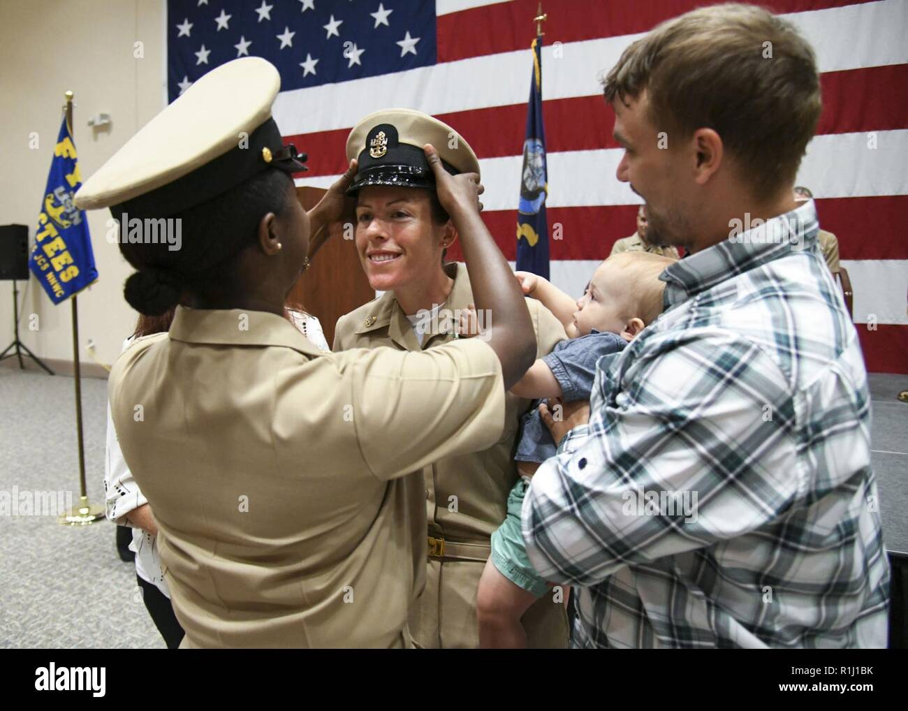 Spécialiste culinaire chef Kalindi J. West avec douze marins à partir de plusieurs commandes dans le Suffolk, Virginie revêtu d'uniformes kaki et combinaison couvre pour la première fois au cours d'un premier maître de cérémonie l'épinglage, 21 septembre. Banque D'Images