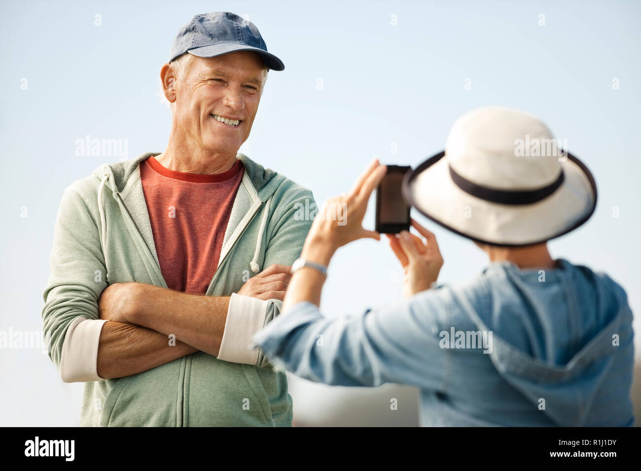 Portrait of a smiling young man having a prendre en photo. Banque D'Images