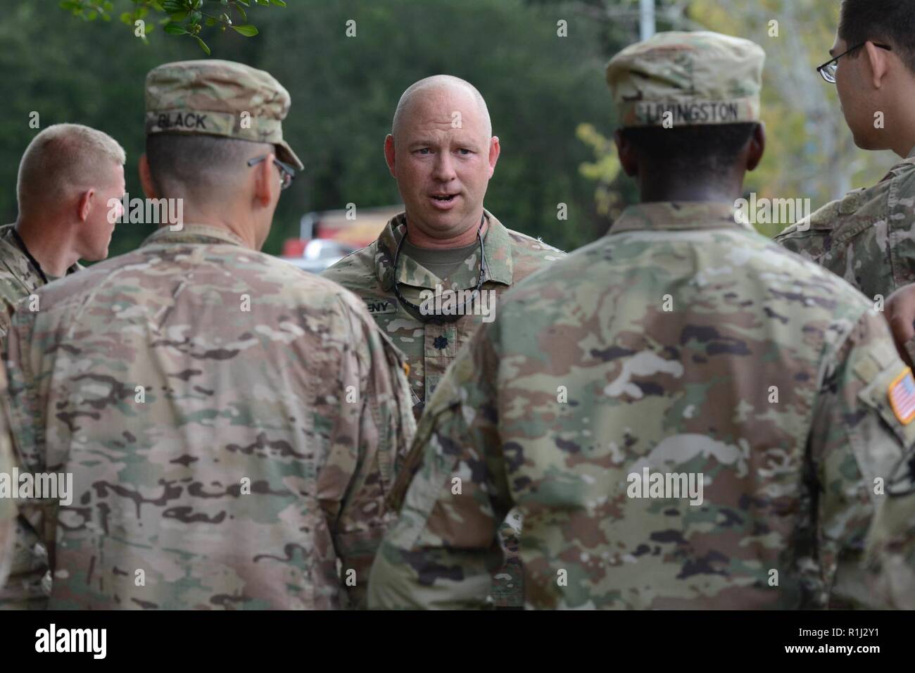 Le lieutenant-colonel Bill Matheny, 122e bataillon du génie, chef des mémoires ses soldats à l'extérieur de l'Hôpital Memorial de Georgetown de Georgetown, Caroline du Sud sur Septembre 25, 2018. Matheny leur a montré des photos de l'impact de leur bâtiment HESCO près de Conway, permettant aux véhicules de circuler librement malgré la hausse de l'eau. Environ 2 000 soldats de la Garde nationale de Caroline du Sud et les aviateurs sont actuellement en service pour soutenir les autorités locales dans l'intervention et le rétablissement de la paix à l'inondation qui a suivi l'ouragan Florence est à terre. Les soldats de la Garde nationale et des aviateurs de l'Alaska, de l'Arkansas, la Géorgie, Maryland, Banque D'Images