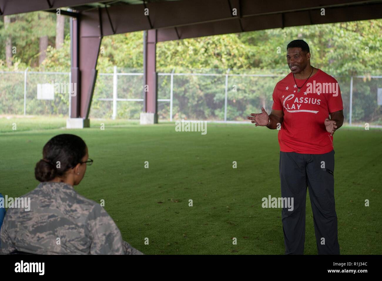 Herschel Walker, un orateur de motivation, des entretiens avec des membres du 4e Escadron des Forces de sécurité au sujet de la santé mentale du 25 septembre 2018, à Seymour Johnson Air Force Base, la Caroline du Nord. L'équipe a visité Walker Seymour à parler de l'importance de la santé mentale. Banque D'Images