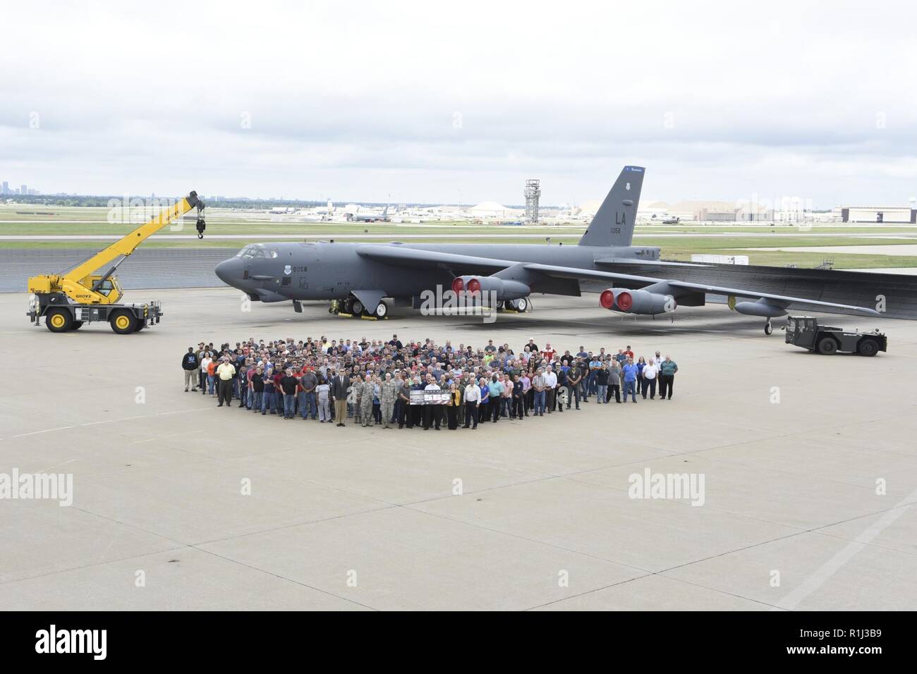 Le personnel du 565ème escadron de maintenance des aéronefs, l'Oklahoma City Air complexe de logistique, se réunir pour une photo de groupe en face de B-52H Stratofortress 60-0058 Le 24 septembre à la Tinker Air Force Base. 60-0058 révision achevée ici près de deux semaines en avance le 14 septembre et est la 17e appareils construits au cours de l'année 2018 l'objectif de la réunion programmée 17 aéronefs. L'avion a été livré à la 2e Bomb Wing, Base aérienne de Barksdale sur Septembre 25, 2018. Sont également indiquées les principales pièces d'équipement de soutien au sol utilisés lors de la révision. Banque D'Images