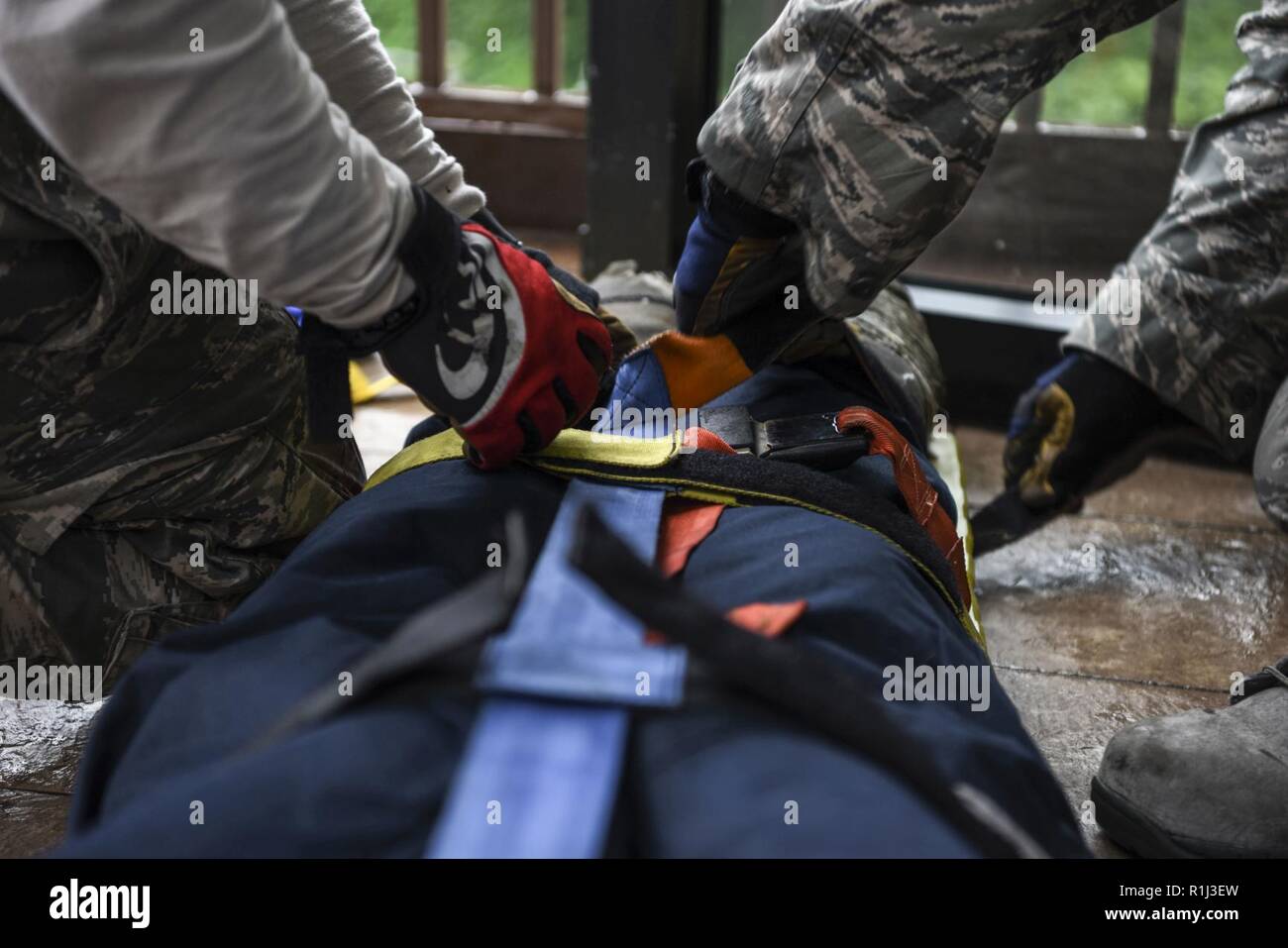 Le sergent de l'US Air Force. La Jordanie Salas, le capitaine de la station lors de la 51e Escadron de génie civil et les services d'urgence incendie, vol de l'US Air Force et de l'Aviateur Senior Jonathan Martinez, chef d'équipage lors de la 51e SCÉ l'incendie et d'urgence, d'une simulation de vol sécurisé pour l'évacuation du patient au cours d'un exercice à Osan Air Base, République de Corée, le 20 septembre 2018. La masse d'exercice conjoint de la causalité comprenait des membres de la 51e Groupe de l'équipe d'intervention médicale sur le terrain et les services d'urgence.. Banque D'Images