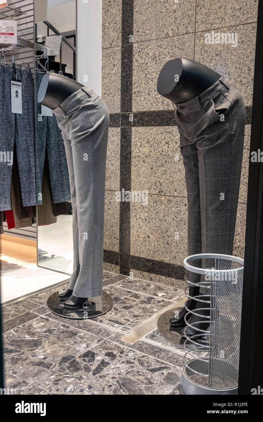 Le salut traditionnel japonais. Même ces deux mannequins boutique sont inclinant au Japon, de l'accueil des visiteurs dans un magasin de mode sur Kyoto Teramachi Street. Banque D'Images