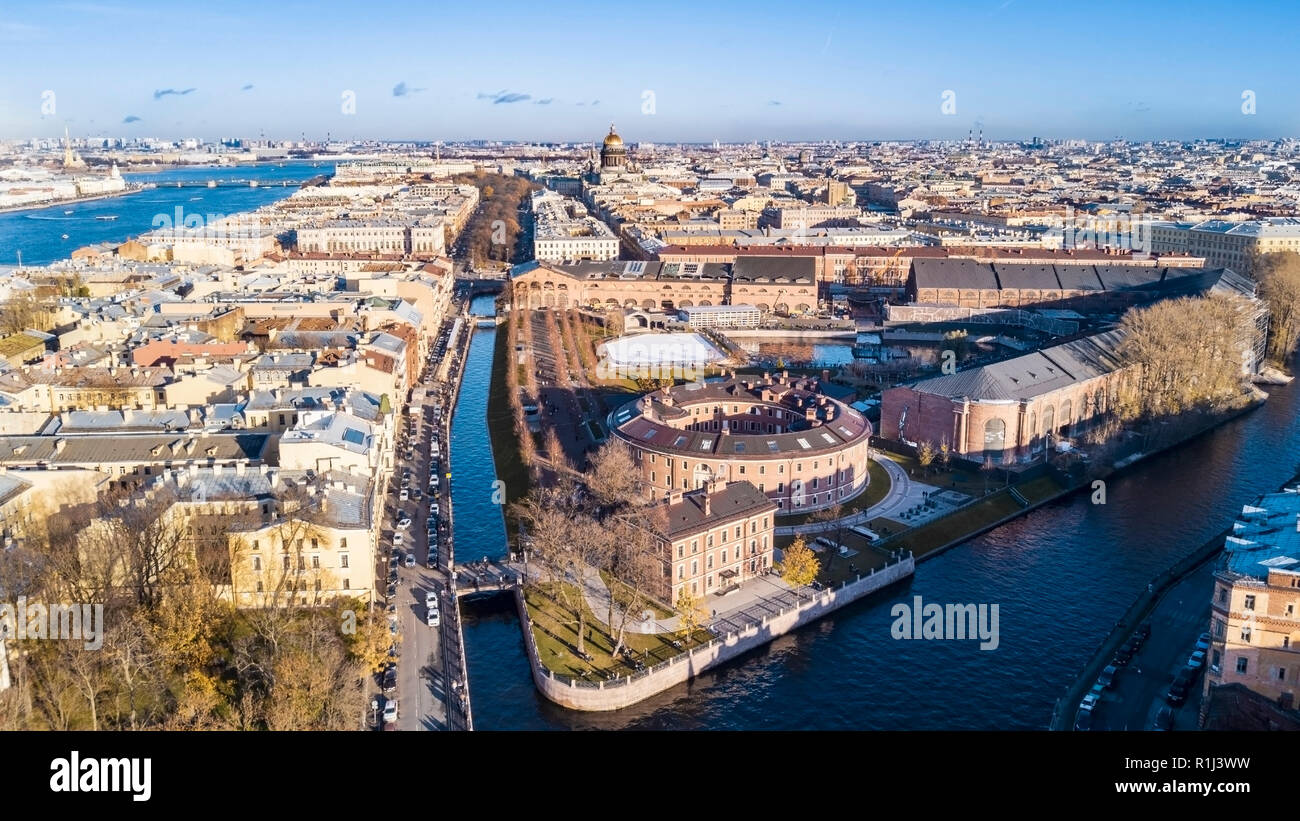 Drone aérien ; vue panoramique de Saint Petersburg cityscape ; architecture historique, ancien bâtiment de la fois ; d'habitude photo de rivière et c Banque D'Images