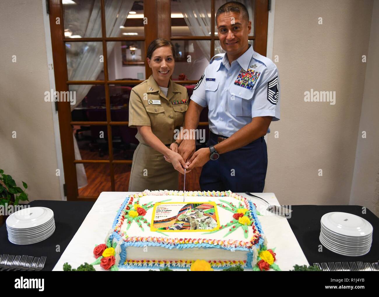 Pearl Harbor Sept 26 18 Le Lieutenant Joanna Gonzales A Gauche Et Le Sergent Chef En Chef Carlos Rosa Chef De L Armee De L Air Hauts Enroles Pour Joint Base Harbor Hickam Pearl Hawaii Et Pearl Harbor Sept 26 18 Le Lieutenant Joanna Gonzales A Gauche Et Le Sergent Chef En Chef Carlos Rosa Chef De L Armee De L Air Hauts Enroles Pour Joint Base Harbor Hickam Pearl Hawaii Et