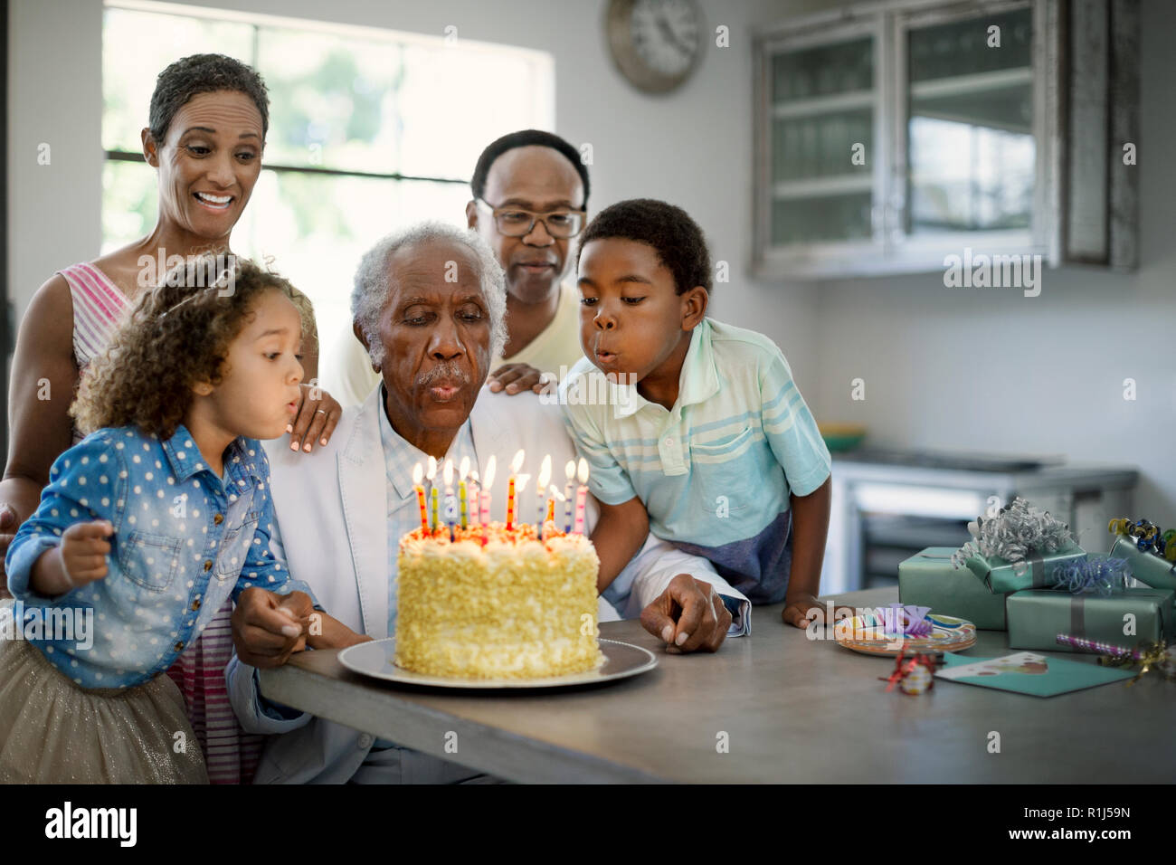Fêter un anniversaire en famille Banque D'Images