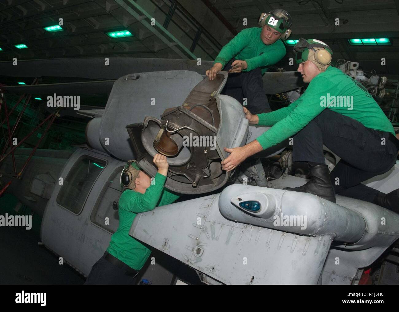 Océan Atlantique (oct. 4, 2018) marins attachés à l'Escadron d'hélicoptères de combat de la mer 22 Déposer une prise d'eau sur un hélicoptère Seahawk MH-60S dans la zone de la classe Wasp-navire d'assaut amphibie USS Iwo Jima (DG 7). Iöjima ont récemment quitté son port d'attache de la station navale de Mayport suite à l'achèvement d'un service d'entretien continu de la disponibilité. Banque D'Images
