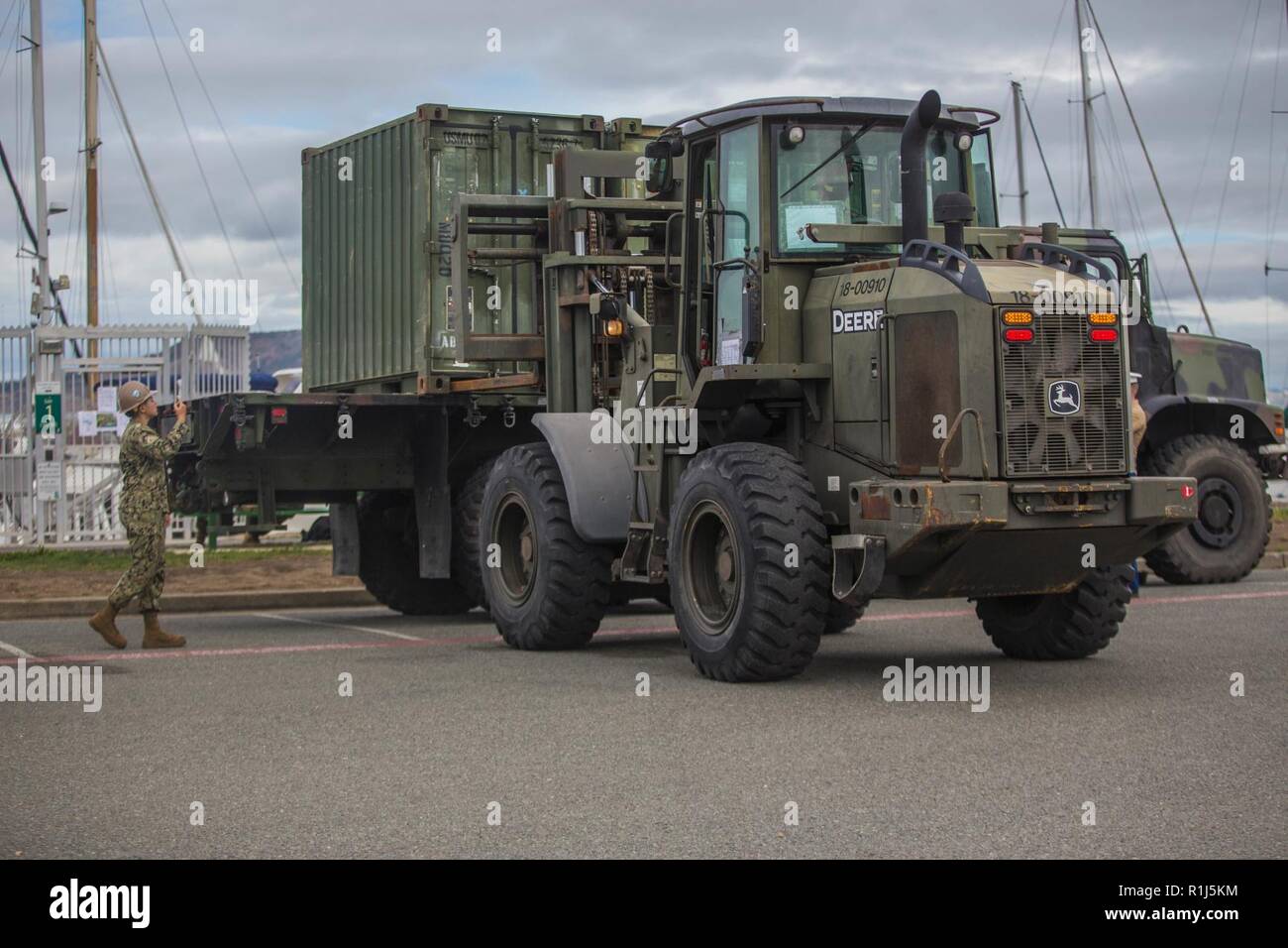 Les Marines américains et les marins attachés à la Force opérationnelle à San Francisco l'utilisation du tracteur sur pneus, direction articulée, universelle, (TRAM) pour décharger des engins dans la préparation de l'assistance humanitaire et Village Science, technologie, ingénierie et mathématiques (STIM) Centre d'éducation au cours de la semaine de San Francisco, 4 octobre 2018. La tige comprend des centres d'éducation organismes militaires et civils à l'aide d'interactive et de l'exposition statique. Expositions : la robotique, l'énergie, communications, et autres programmes liés à la disposition du public à la Marina de San Francisco, vert 5-7. oct. Banque D'Images