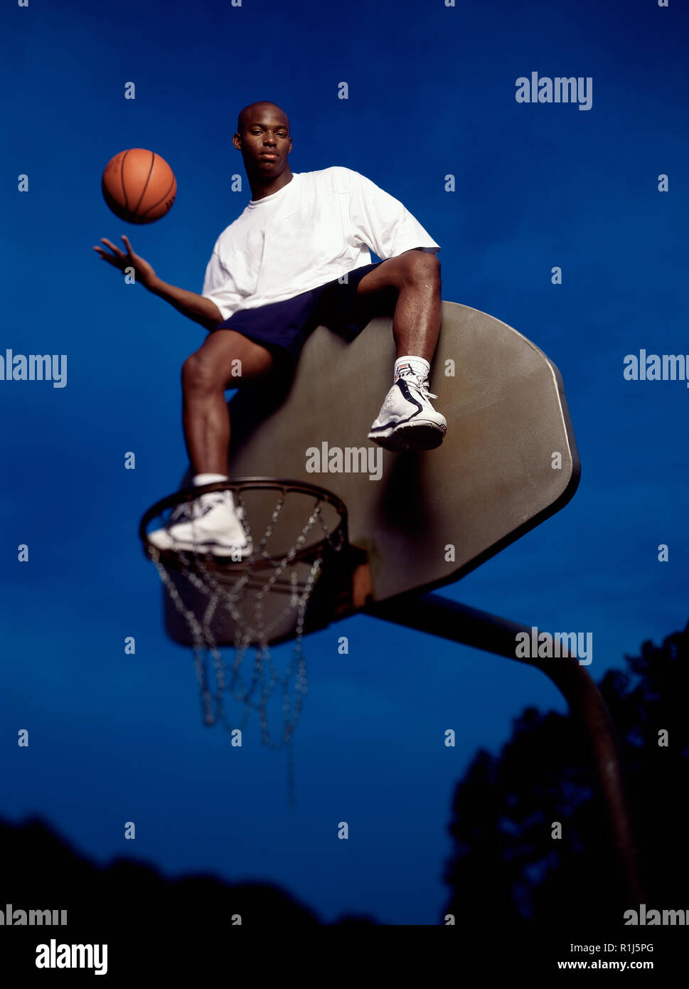 Joueur de basket-ball lancer sur tableau noir Banque D'Images
