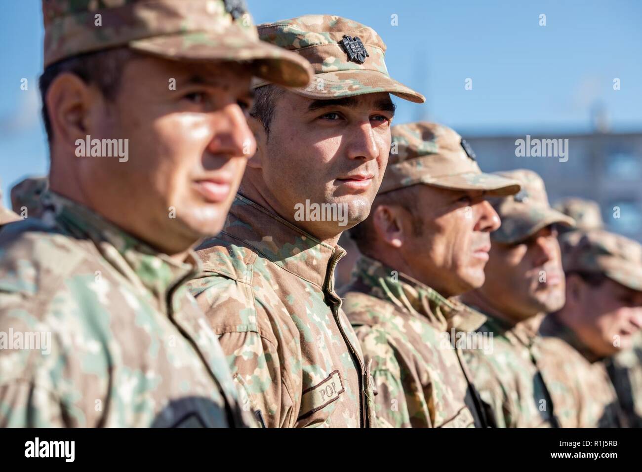 Un soldat roumain avec Battle Group Pologne assiste à la cérémonie de transfert d'autorité à la défense aérienne bienvenue roumaine des détachements "chauves-souris Noir" remplace le "Scorpions" bleu à Bemowo Piskie Domaine de formation, la Pologne, le 4 octobre. ( Banque D'Images