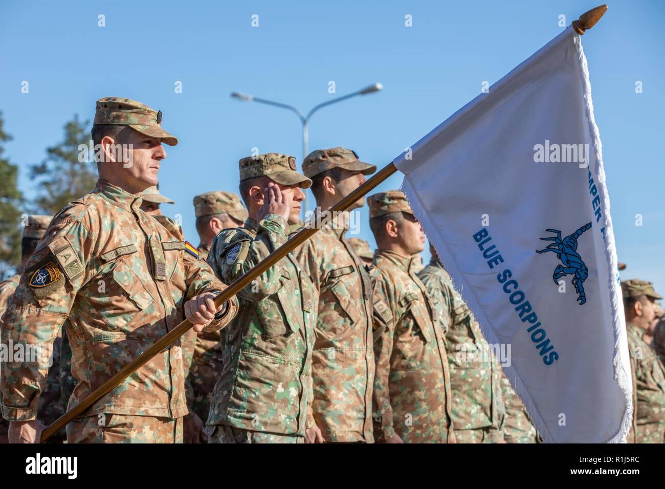 Le Détachement de défense aérienne roumaine, Bleu Scorpions, fin leurs 6 mois de déploiement rotation sous groupe bataille Pologne après une cérémonie de transfert d'autorité, à Bemowo Piskie Domaine de formation, la Pologne, le 4 octobre. ( Banque D'Images
