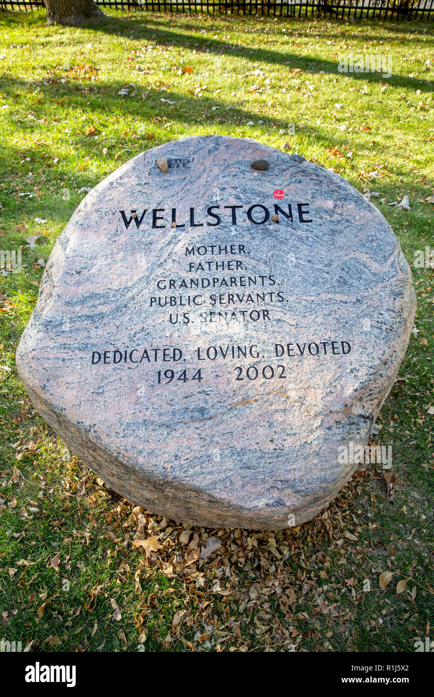 Paul Wellstone Sheila et avec une pierre tombale J'ai voté rouge autocollant sur le monument dans le cimetière Lakewood à Minneapolis, Minnesota Banque D'Images