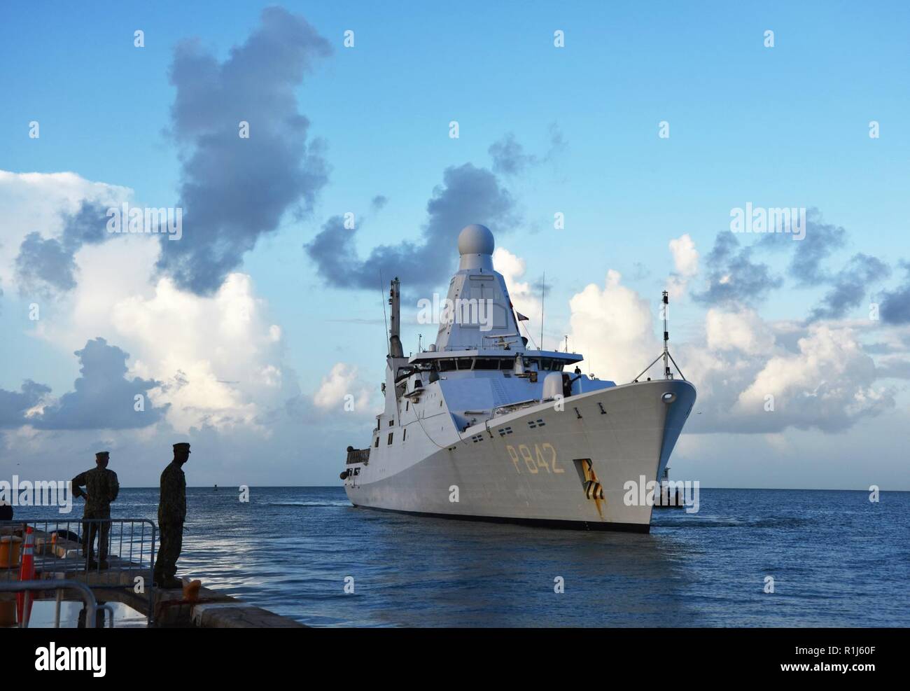 KEY WEST, Floride (oct. 5, 2018) Naval Air Station Key West Port Operations marins attendent l'arrivée de HNLMS Frise (P842), un patrouilleur classe Holland-navire exploité par la Marine royale des Pays-Bas, comme il moors à la base aéronavale de la taupe de Key West Pier. NAS - Key West est un établissement de pointe pour les combats air-air des avions de tous les services militaires et fournit un soutien aux pierside navires de guerre américains et étrangers. Banque D'Images