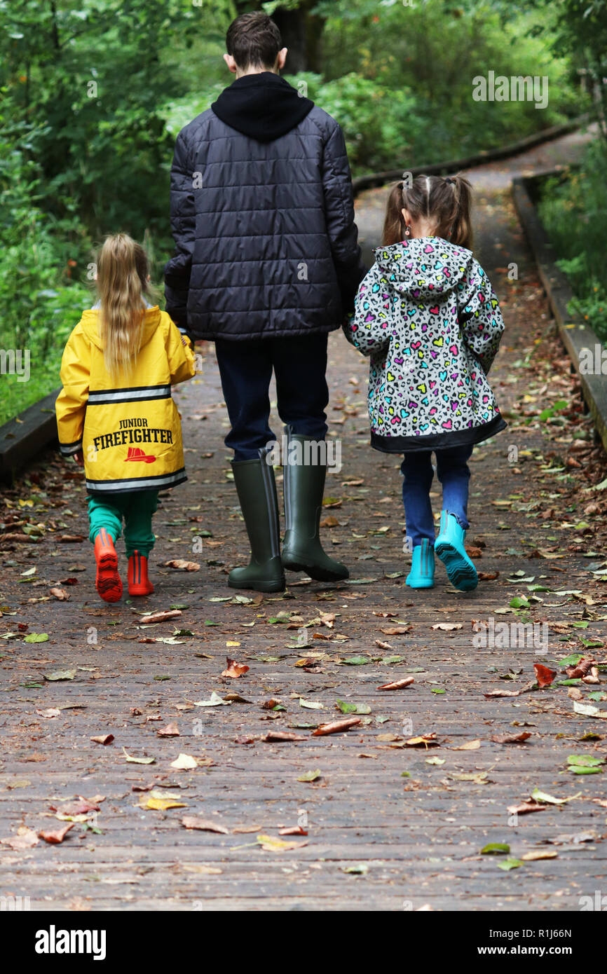 Frères et sœurs en promenade, appréciant la fraîcheur de l'automne Banque D'Images