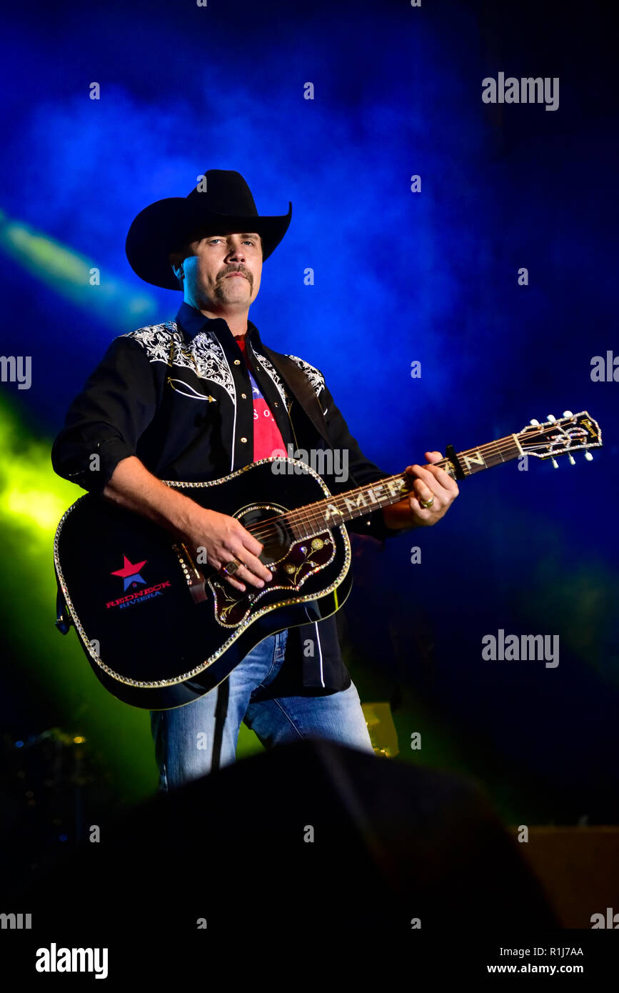 Doheny State Beach, Dana Point, Californie, le 11 novembre 2018, John Rich de grande et riche sur scène au Driftwood Country Music Festival. Banque D'Images