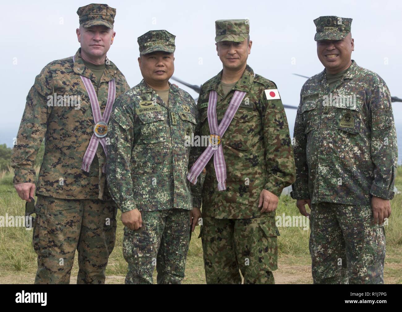 Le brig. Le général Christopher A. McPhillips, général commandant la 3D Marine Expeditionary Brigade, et le Japon d'autodéfense au sol, le général Satoru Nomura, Vice-commandant General-International à force centrale posent pour une photo de groupe avec des Marines philippins au cours de KAMANDAG 2 chez Marine Barracks Gregorio Lim, Ternate, Philippines le 7 octobre 2018. KAMANDAG 2 est un exercice qui aide à maintenir un haut niveau de préparation et améliore l'ensemble des relations et des capacités militaires. (Marine Corps Banque D'Images