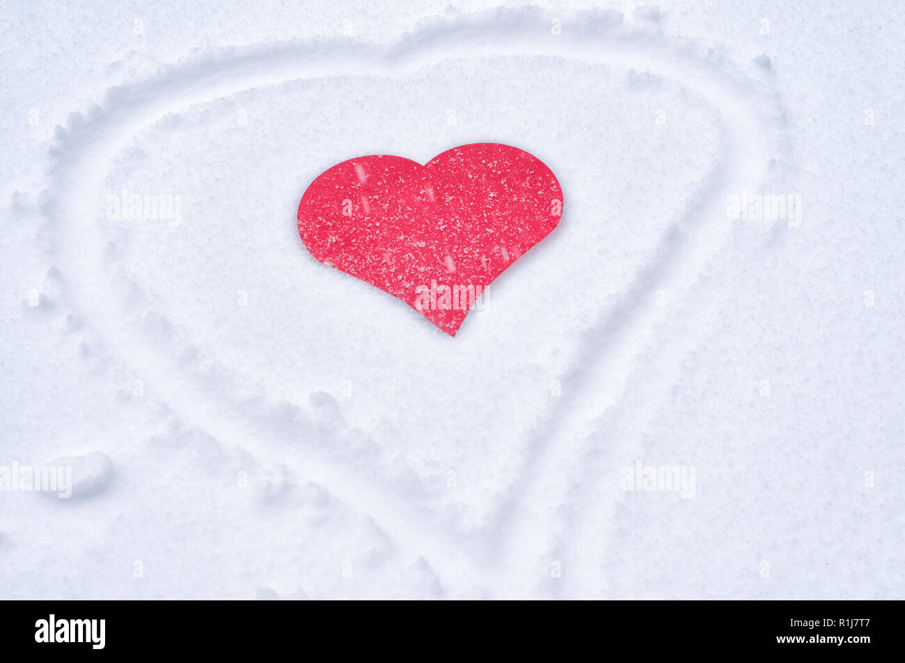 Papier rouge coeur dans la neige fraîche Banque D'Images