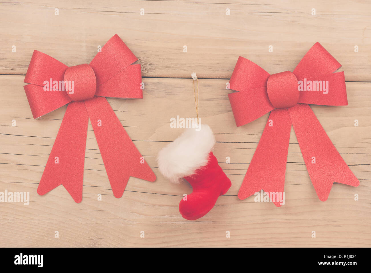 Arrangement de Noël avec démarrage rouge et deux arcs rouges sur fond de bois Banque D'Images