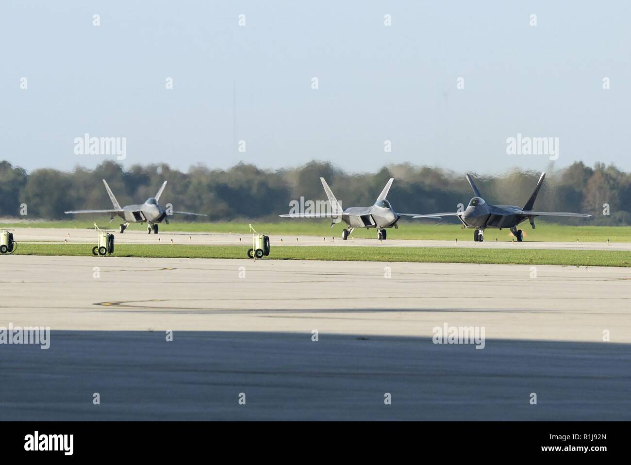 F-22 Raptors à partir de la Base aérienne Tyndall, en Floride, taxi après l'atterrissage à Wright-Patterson Air Force Base, Ohio pour refuge, 9 octobre 2018. Le F-22 est l'un des plusieurs avions prendre refuge à Wright-Patterson AFB comme l'ouragan Michael menace leur station d'accueil. Banque D'Images