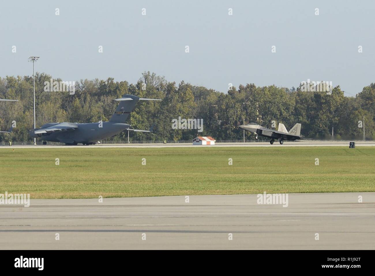 Un F-22 Raptor de la Base aérienne Tyndall, en Floride, des terres à Wright-Patterson Air Force Base, Ohio pour refuge, 9 octobre 2018. Le F-22 est l'un des plusieurs avions prendre refuge à Wright-Patterson AFB comme l'ouragan Michael menace leur station d'accueil. Banque D'Images