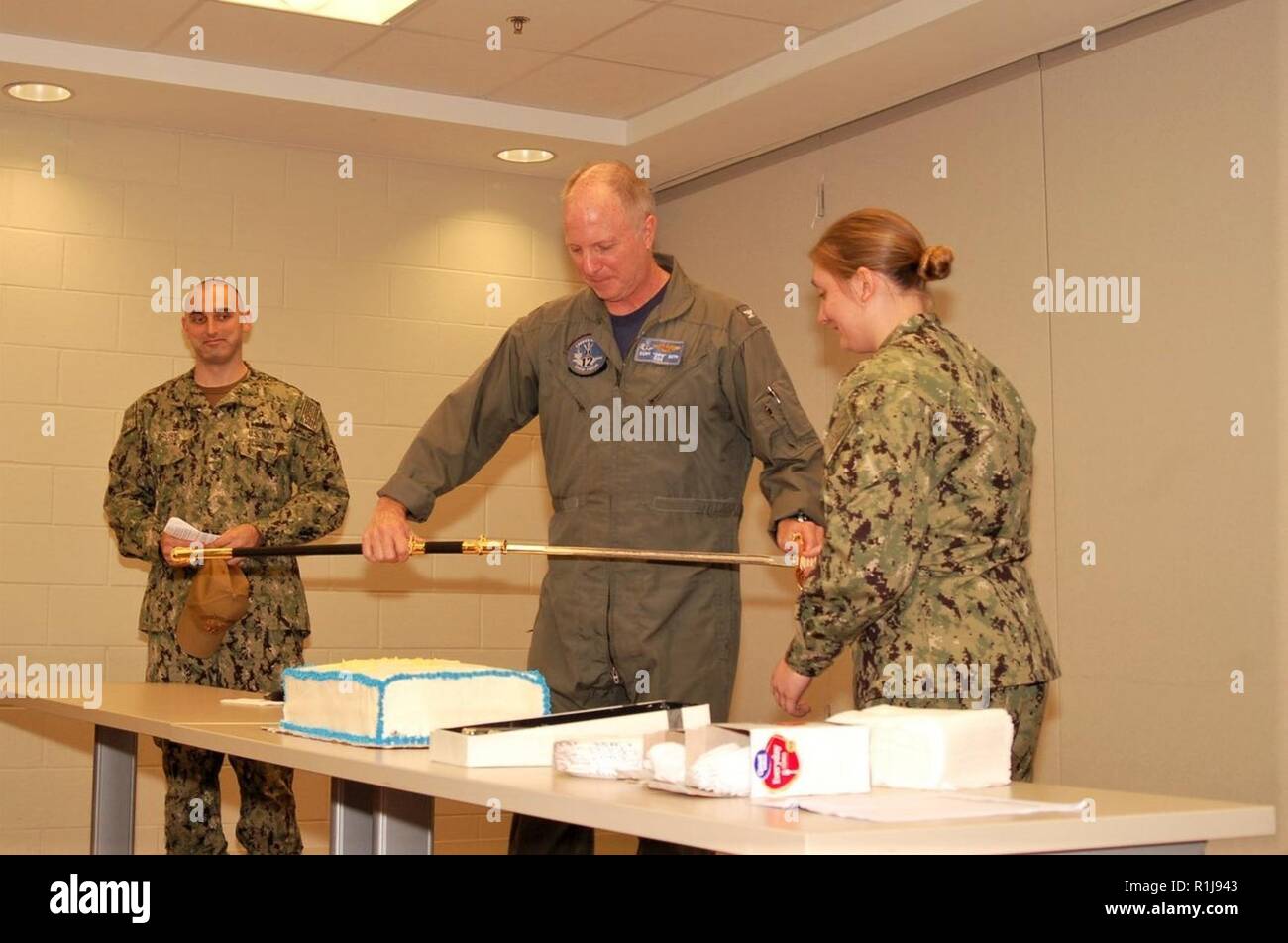 Le Capitaine Curt Seth Chef D Etat Major Avec Le Commandant Douze Groupe Aeronaval Ccsg 12 Avec Le Plus Jeune Marin Enrole Dans La Chambre Coupe Un Gateau D Anniversaire Pour Commemorer Le 243e Anniversaire De Le Capitaine Curt Seth Chef D Etat Major Avec Le Commandant Douze Groupe Aeronaval Ccsg 12 Avec Le Plus Jeune Marin Enrole Dans La Chambre Coupe Un Gateau D Anniversaire Pour Commemorer Le 243e Anniversaire De