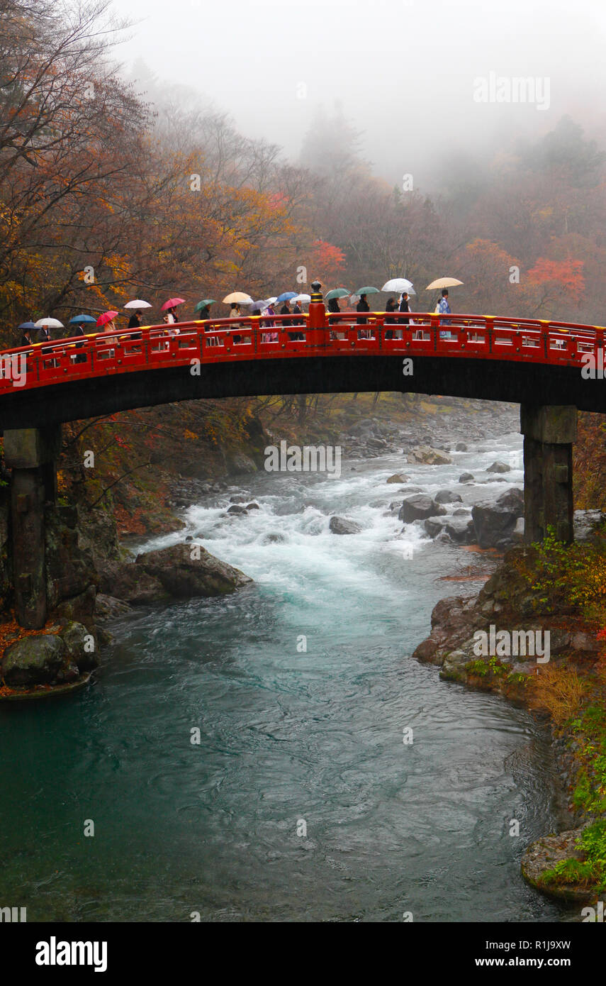 Cortège de mariage traverse le pont sacré Shinkyo, Nikko, Japon. Banque D'Images