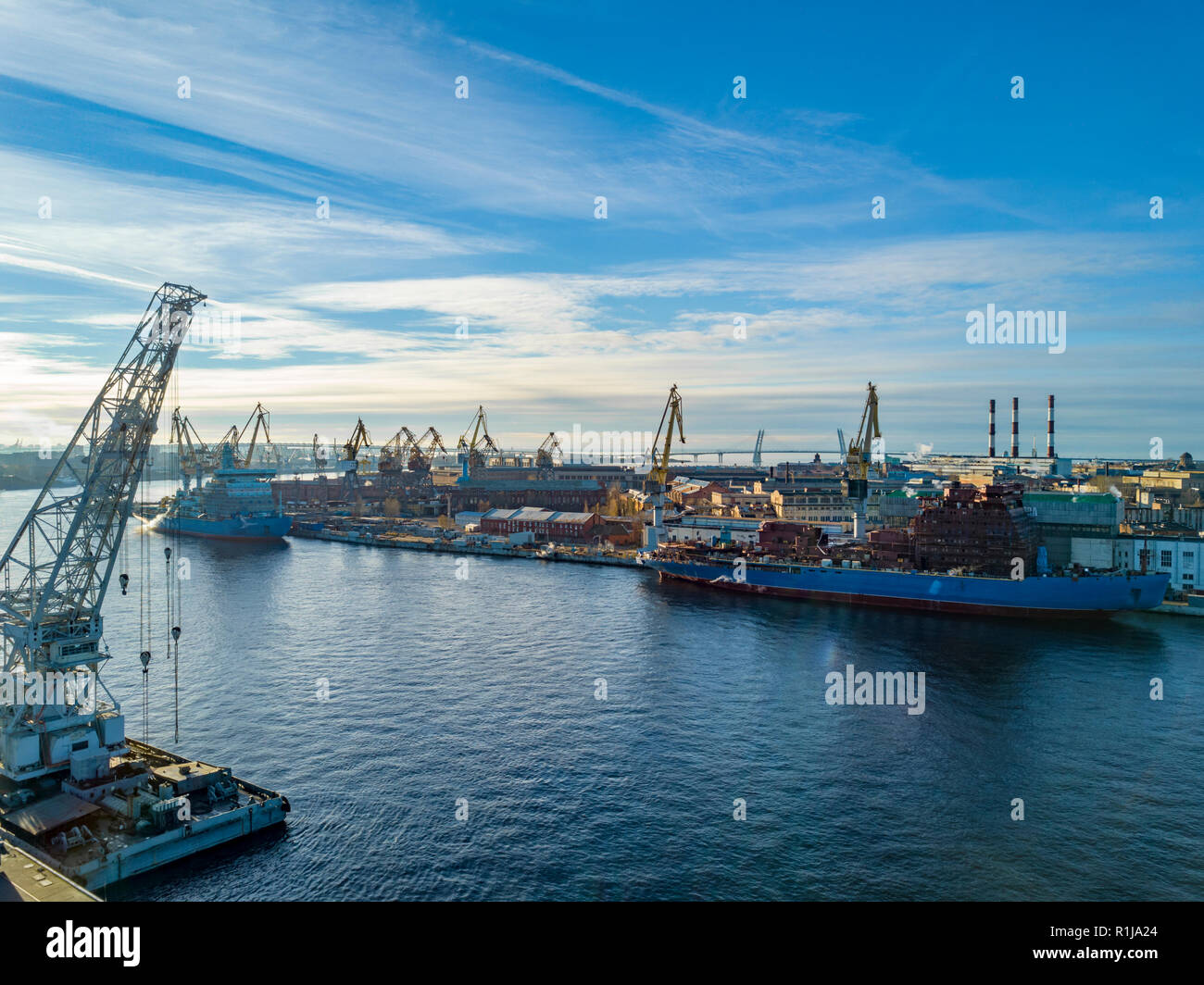 Vue aérienne ; drone de port avec silhouettes sur l'horizon ; paysage urbain industriel par beau temps avec ciel bleu ; le processus de la réparation des navires, l Banque D'Images
