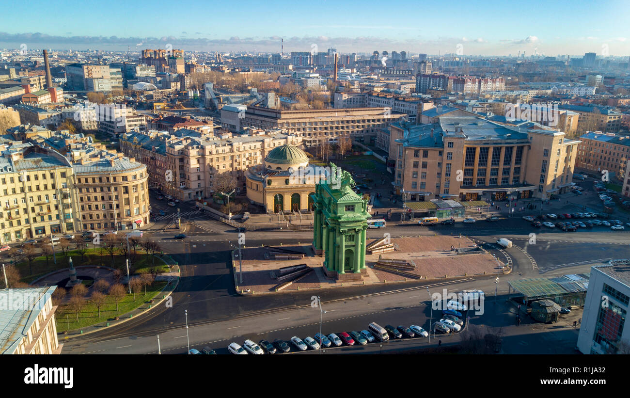 Drone aérien ; vue panoramique de la partie historique de Saint-Pétersbourg, ville Narva porte triomphale dans le centre ; l'architecture historique à l'automne matin Banque D'Images