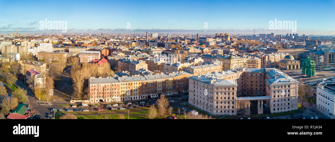 Drone aérien ; vue panoramique de la partie historique de Saint-Pétersbourg, ville Narva porte triomphale sur l'arrière-plan ; architecture historique en automne morn Banque D'Images