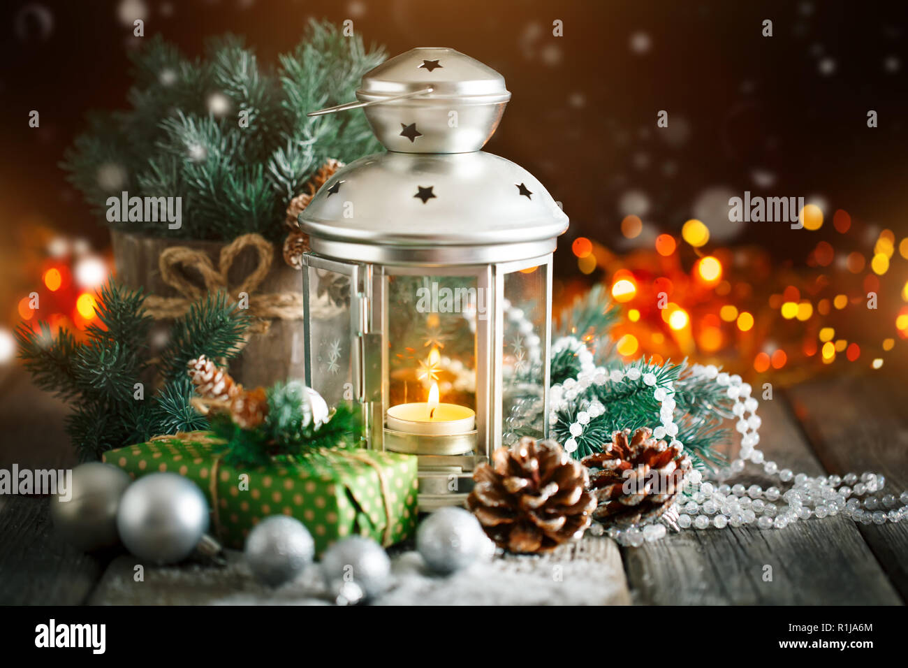 Joyeux Noël et bonne année. Cadeaux de Noël et arbre de Noël sur fond de bois sombre. Focus sélectif. Banque D'Images