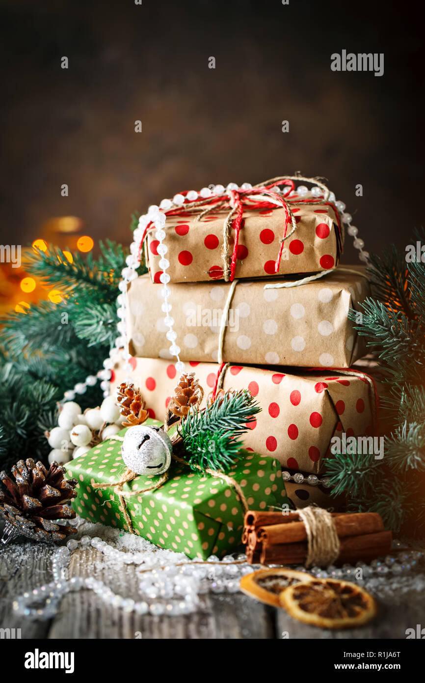 Joyeux Noël et bonne année. Cadeaux de Noël et arbre de Noël sur fond de bois sombre. Focus sélectif. Banque D'Images