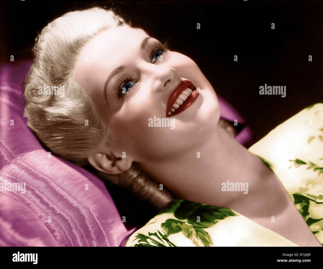 Elizabeth Ruth Grable (18 décembre 1916 - 2 juillet 1973) était une actrice américaine, pin-up, danseuse, et chanteuse. Ses 42 films durant les années 1930 et 1940, rapporté plus de 100 millions de dollars, et elle a établi un record de 12 années consécutives dans le top 10 du box office stars. Le département du Trésor des États-Unis en 1946 et 1947 figurant comme la plus haute-salariés femme américaine ; elle a gagné plus de 3 millions de dollars au cours de sa carrière. Hollywood : Crédit Photo Archive / MediaPunch Banque D'Images