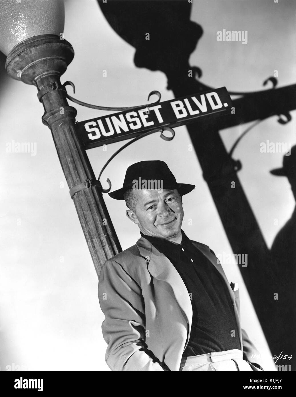 1950 Sunset Boulevard est un film noir américain réalisé et co-écrit par Billy Wilder, et produit et co-écrit par Charles Brackett. Il a été nommé d'après le boulevard du même nom qui traverse Los Angeles et de Beverly Hills, en Californie. Le film stars William Holden comme Joe Gillis, un scénariste sans succès, et Gloria Swanson que Norma Desmond, une star du cinéma muet décolorées qui l'attire dans son monde imaginaire, où elle rêve d'avoir un retour triomphal à l'écran. Hollywood : Crédit Photo Archive / MediaPunch Banque D'Images