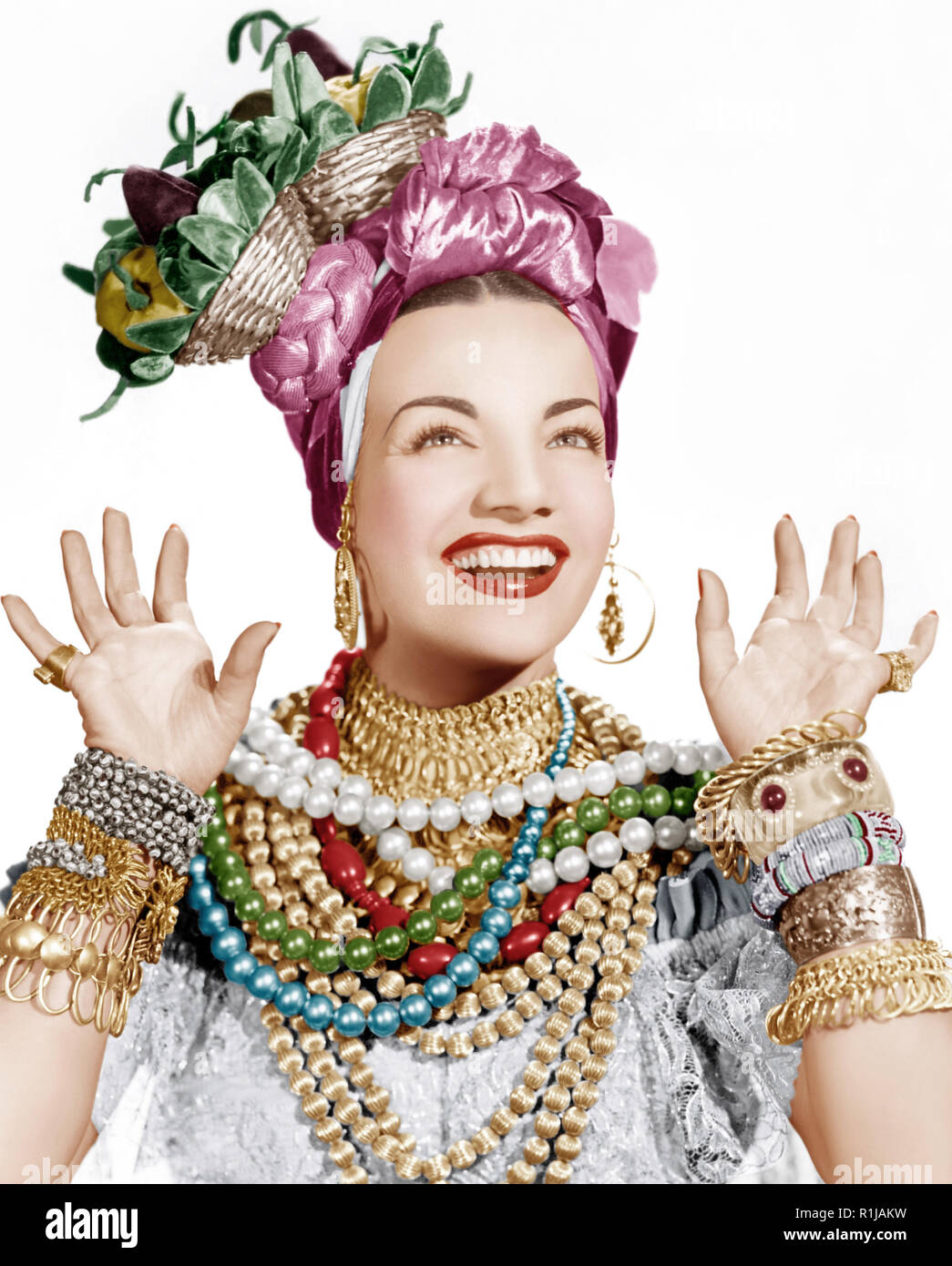 Maria do Carmo Miranda da Cunha (9 février 1909 - 5 août 1955), était un portugais-brésilien né le chanteur, danseur de samba, actrice de Broadway, star de cinéma et qui était populaire des années 1930 aux années 1950. Le Brésilien surnommé 'Bombshell', Miranda est connue pour ses fruits signature hat outfit elle portait dans ses films américains. En tant que jeune femme, elle a conçu des chapeaux dans une boutique avant de faire ses premiers enregistrements avec JosuÈ compositeur de Barros en 1929. Miranda's 1930 enregistrement de 'TaÌ' ('VocÍ Gostar de Pra Mim'), écrit par Joubert de Carvalho, la propulse à la célébrité au Brésil en tant que première interprétation Banque D'Images