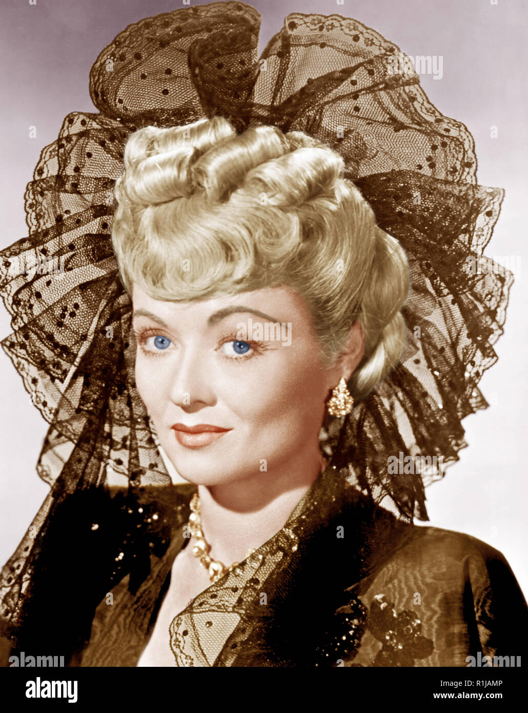 Constance Bennett Campbell (22 octobre 1904 ñ 24 juillet 1965) était un film, radio télévision et actrice. Elle était une grande star d'Hollywood dans les années 1920 et 1930 et pour un temps au début des années 1930, elle était la mieux payée à Hollywood actrice, ainsi que l'un des plus populaires. Bennett a joué fréquemment les femmes de la société, en se concentrant sur des mélodrames au début des années 30, et ensuite prendre des rôles comiques plus à la fin des années 1930 et 1940. Il est connu pour ses rôles principaux dans What Price Hollywood ? (1932), lit de roses (1933), (1937), de la décolleteuse décolleteuse prend un voyage (1938), et avait un Banque D'Images