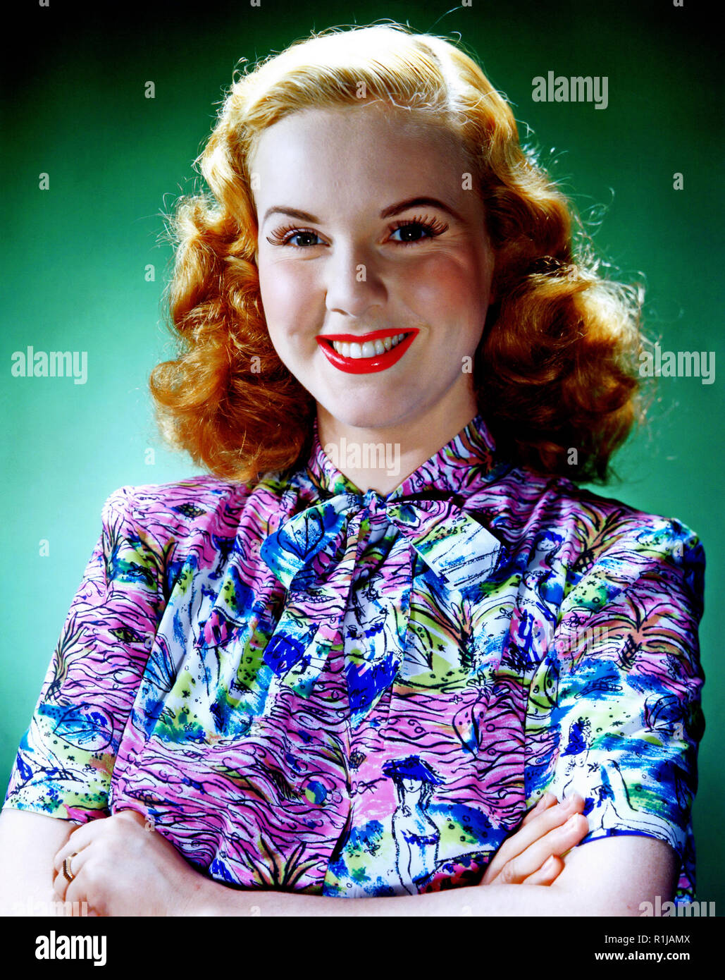 Durbin a fait sa première apparition du film avec Judy Garland dans tous les dimanches (1936), et par la suite signé un contrat avec Universal Studios. Sa réussite en tant que la fille adolescente idéal dans des films comme trois Smart Girls (1936) a le mérite de sauver le studio de la faillite.[2] En 1938, à l'âge de 17 ans, Durbin a reçu l'Academy Award pour mineurs. Comme elle est arrivée à échéance, Durbin a grandi insatisfaits de la girl-next-porte rôles assignés à elle, et tenté de présenter une femme plus et son style sophistiqué. Le film noir de vacances de Noël (1944) et le whodunit Dame sur un train (1945) ont toutefois Banque D'Images