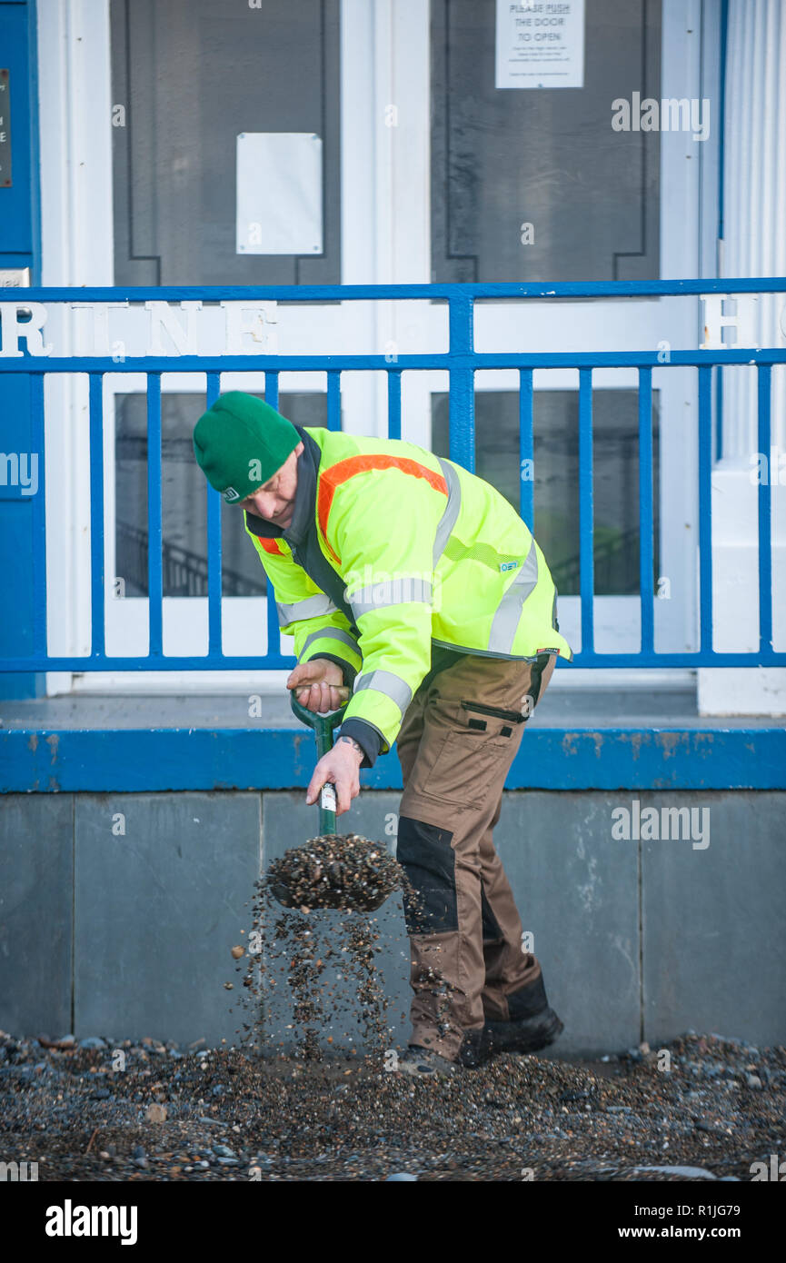 Nettoyage à Aberystwyth, Ceredigion après une grande tempête. Banque D'Images