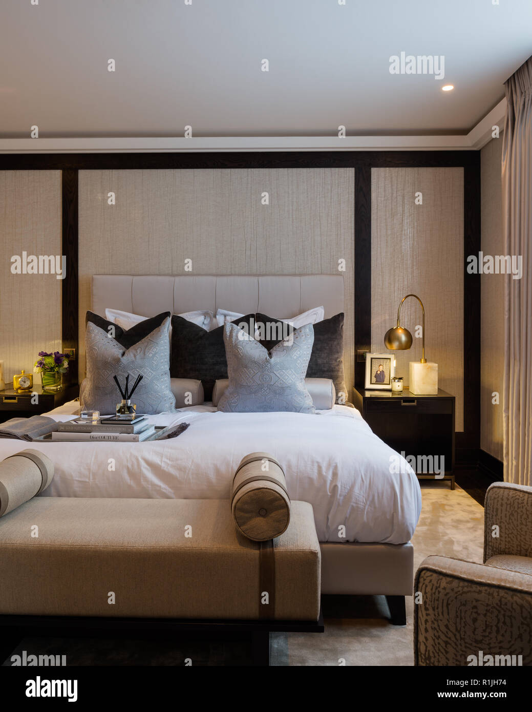 Chambre à coucher moderne avec des panneaux en tissu Photo Stock - Alamy
