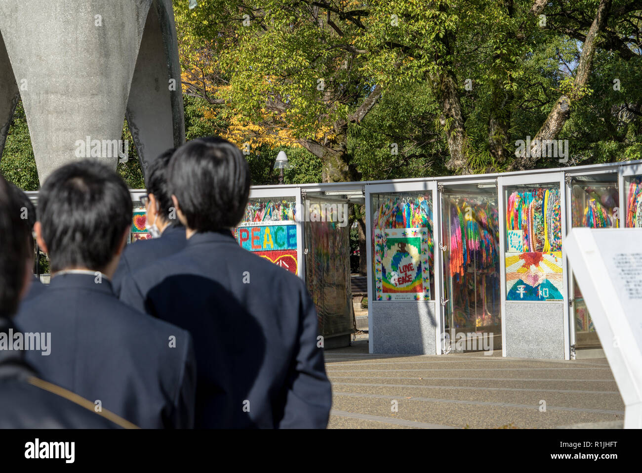 Hiroshima, Japon. 12-9-2015. Les élèves entourent le Monument de la paix pour enfants Banque D'Images