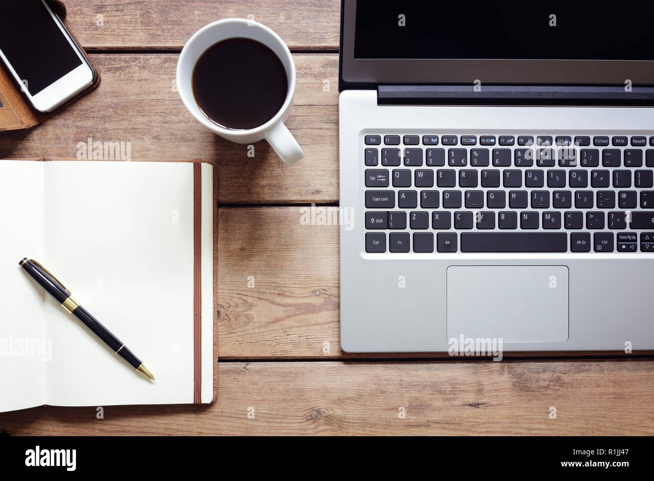 Ordinateur Portable Ouvert Avec Le Bloc Notes Et De L Espace De Bureau Sur Smartphone D En Haut Photo Stock Alamy