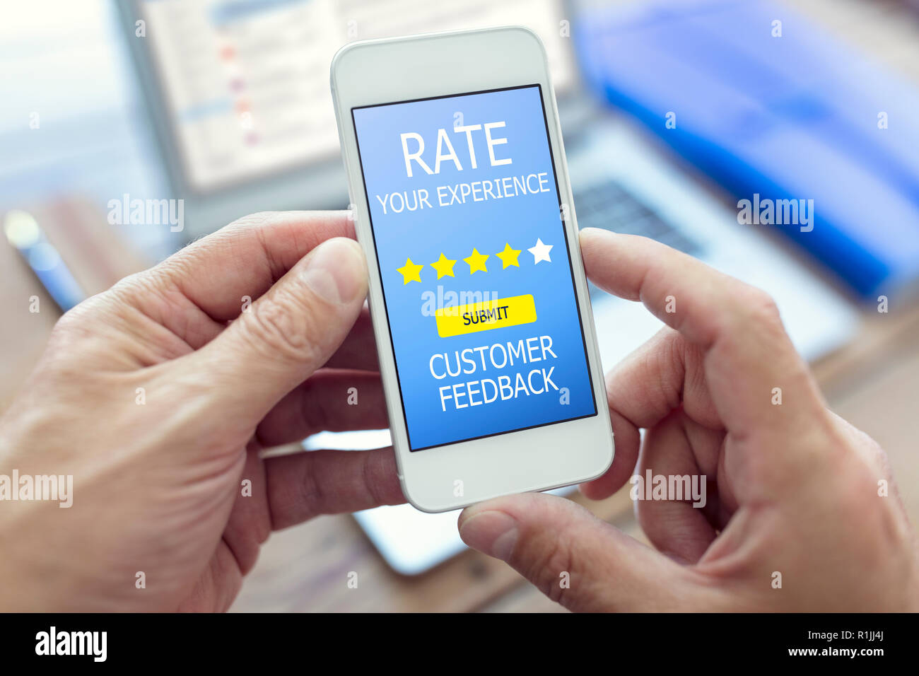 Customer feedback form taux que vous l'expérience star rating on mobile phone Banque D'Images
