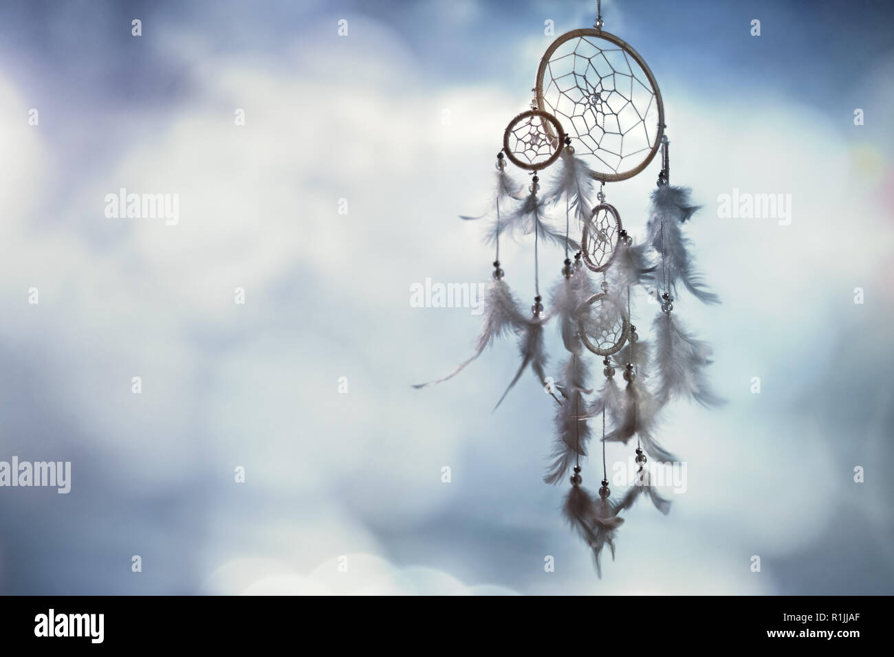 Dreamcatcher sur fond bleu avec copie espace Banque D'Images
